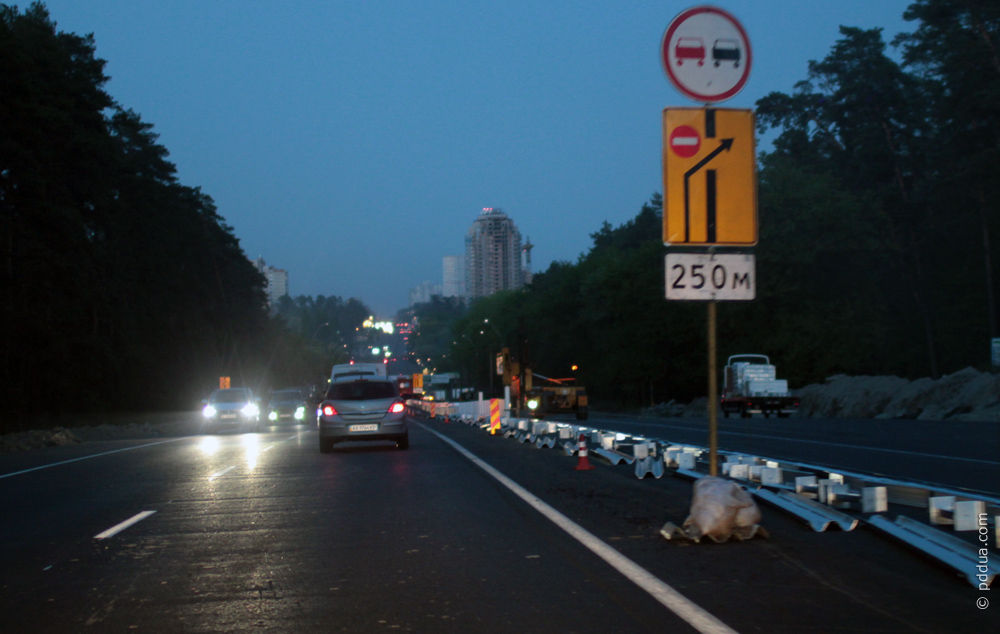 Фотография 1, Знак 5.24.2 Изменение направления движения на дороге с разделительной полосой
