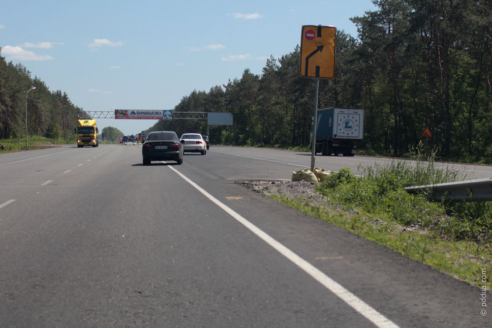 Фотография 2, Знак 5.24.2 Изменение направления движения на дороге с разделительной полосой